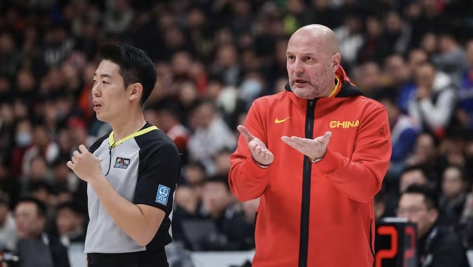 九游娱乐入口-半场休息！教练对球员调整鼓舞士气